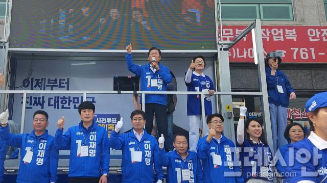 ▲26일 오전 정청래 더불어민주당 국회의원이 전남 광양시 5일 전통시장에 마련된 이재명 후보 유세차에 올라 지원 유세를 하고 있다.ⓒ권향엽 의원실