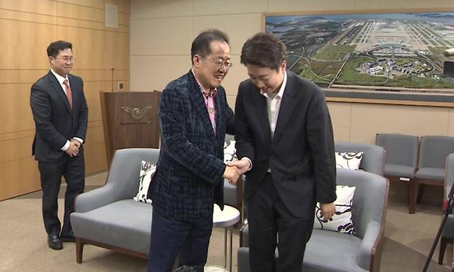 홍준표 전 대구시장이 지난 10일 미국으로 출국하기 직전 인천국제공항 귀빈실에 배웅 나온 이준석 개혁신당 대선 후보를 만나고 있다. 연합뉴스
