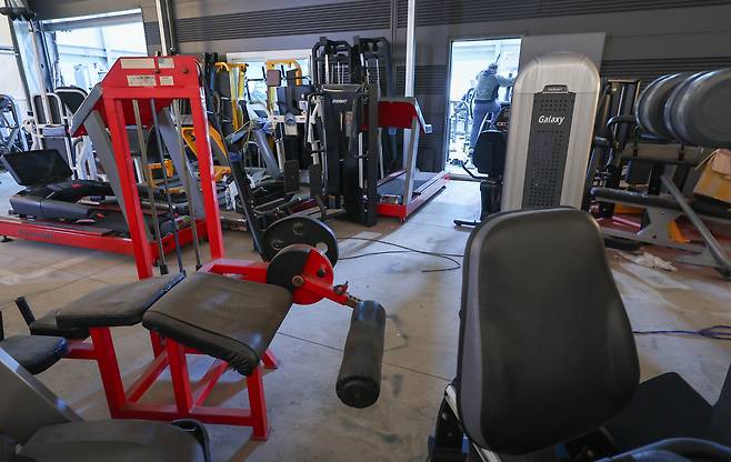 헬스장 휴·폐업 14일 전 공지를 의무화하는 체력단력장 이용 표준약관이 마련됐다. 사진은 한 중고 헬스 용품점에 쌓인 헬스기구들.뉴스1