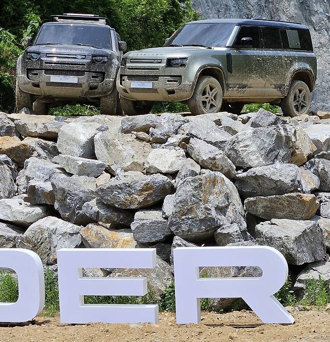오프로드를 달린 디펜더. 럭셔리 SUV지만 오프로드 주행 성능도 빼놓지 않았다.