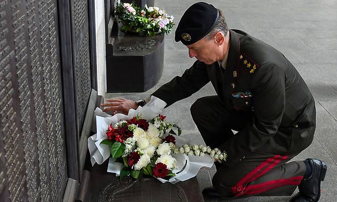 지난 24일 서울 용산 전쟁기념관을 방문한&nbsp;카스파르스 푸단스 라트비아 국방참모총장이 6·25 전쟁 미군 전사자 명비에 헌화하고 있다. 당시&nbsp;라트비아계 미군 여럿이 미군 소속으로 한국에서 싸웠고, 그중 4명이 목숨을 잃어 미군 전사자 명비에 이름이 새겨져 있다. 전쟁기념사업회 제공