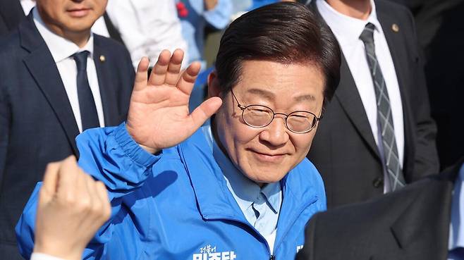 더불어민주당 이재명 대선 후보가 26일 경기 남양주시 평내호평역 광장에서 열린 유세에서 시민들에게 인사하고 있다. 연합뉴스