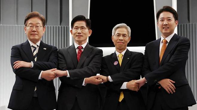 제21대 대선 2차 후보자 토론회가 열린 23일 더불어민주당 이재명·국민의힘 김문수·민주노동당 권영국·개혁신당 이준석 후보(왼쪽부터)가 서울 영등포구 여의도 KBS스튜디오에서&nbsp;기념촬영을 하고 있다. 연합뉴스
