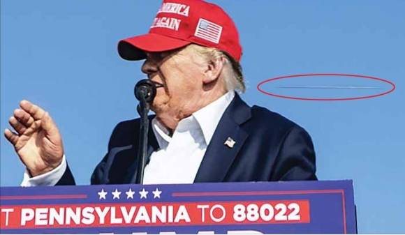 미국 대선 레이스가 한창이던 지난해 7월 13일(현지시간) 펜실베이니아주 버틀러 야외 유세장에서 도널드 트럼프 당시 공화당 대선 후보 유세 도중 그를 겨냥한 총알이 머리 옆으로 스쳐 지나가고 있다. 뉴욕타임스 제공