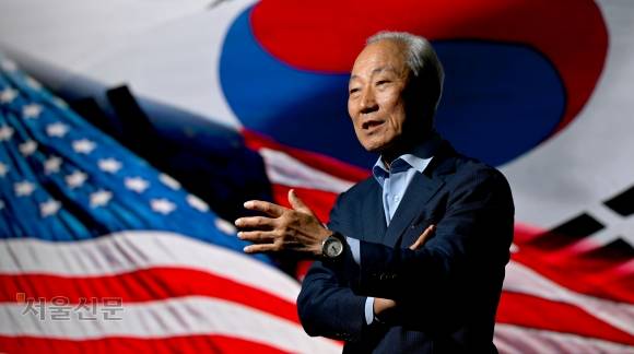 김종훈 전 통상교섭본부장이 지난 23일 서울 서초구 서울신문 사옥에서 태극기와 성조기를 배경으로 6·3 대선 이후 정부의 통상 정책에 대해 조언하고 있다. 김 전 본부장은 “국가 전체적으로 대한민국의 대차대조표를 놓고 종합적으로 본 다음 줄 것은 주고 받을 것은 받아야 한다”고 강조했다. 박지환 멀티미디어부장