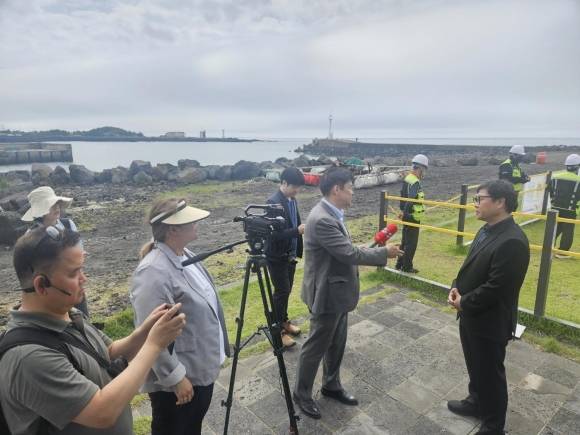 김기홍 제주도 우주모빌리티과장이 외신기자단의 인터뷰에 응하고 있다. 제주도 제공