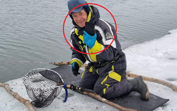 스웨덴 키루나 지역의 야생 투어 가이드 미카엘 크레쿨라가 꽁꽁 언 강물에 빠진 갤럭시S23 울트라를 건져낸 모습. 삼성 뉴스룸