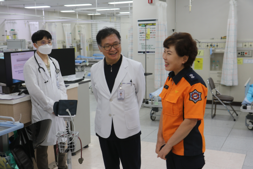 이오숙 전북소방본부장이 지난해 추석 명절을 앞두고 군산의료원과 대자인병원을 방문해 응급의료 대응 체계를 점검하고 있다. 전북소방본부 제공