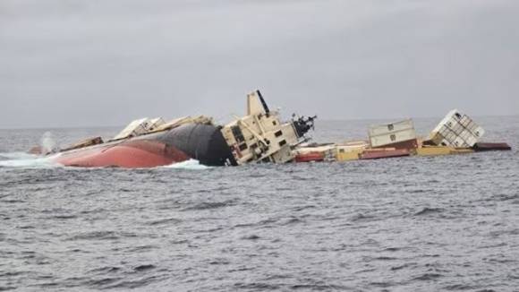 거의 침몰한 컨테이너선 MSC ELSA 3. indian Defence Public Relations Office (PRO) of Mumbai