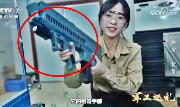 중국이 분당 3000발의 탄환을 발사할 수 있는 코일건(전자기 코일을 이용한 무기)을 개발한 것으로 전해졌다. 사진은 지난 3월 중국중앙TV(CCTV) 관련 보도 화면.