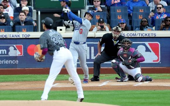오타니 쇼헤이(로스앤젤레스 다저스)가 26일(한국시간) 미국 뉴욕 시티 필드에서 열린 2025 미국프로야구 메이저리그(MLB) 정규시즌 뉴욕 메츠와의 원정 경기에서 1회 초 홈런을 치고 있다. 뉴욕 AFP 연합뉴스