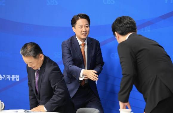 토론회 참석자들과 인사하는 이준석 - 이준석(가운데) 개혁신당 대선 후보가 26일 서울 양천구 한국방송회관에서 열린 한국방송기자클럽(BJC) 초청 토론회에 참석해 패널들과 인사하고 있다. 뉴스1