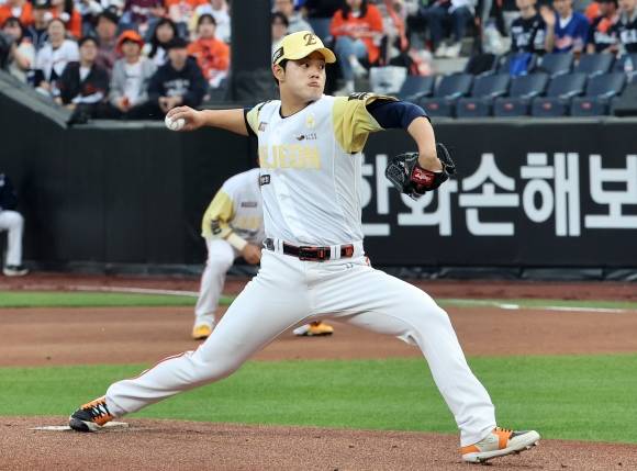한화 이글스 문동주가 7일 대전 한화생명볼파크에서 열린 2025 KBO리그 정규시즌 삼성 라이온즈와의 홈 경기에서 공을 던지고 있다. 대전 연합뉴스