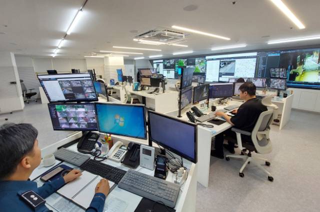 관악구 통합관제센터에서 실시간으로 CCTV를 모니터링하고 있다. 사진제공=관악구