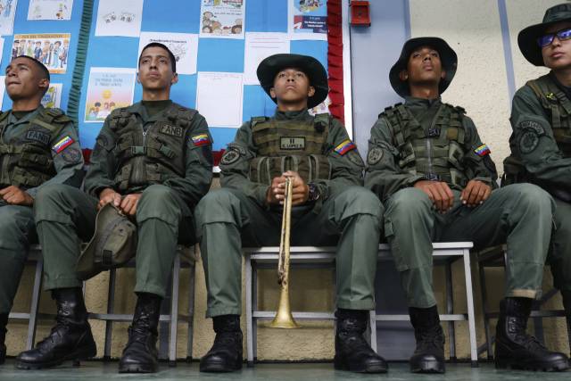 베네수엘라 군인들이 25일 수도 카라카스에 설치된 투표소를 지키고 있다. /AP 연합뉴스