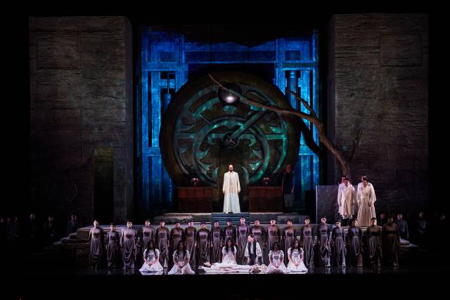 25일 예술의전당에서 세계 초연된 한국 오페라 ‘물의 정령’의 한 장면. 물귀신에 씌인 공주와 혼란에 빠진 왕국을 물시계 장인이 자기 희생을 통해 구한다 내용으로 중세부터 현대, 동양과 서양 등 다양한 음악적 요소와 이미지를 결합시켰다. 사진 제공=예술의전당