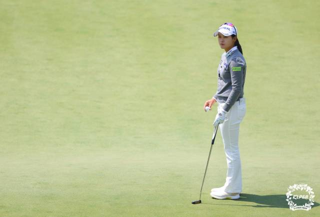 홀 공략을 고심하고 있는 박현경. 사진 제공=KLPGA