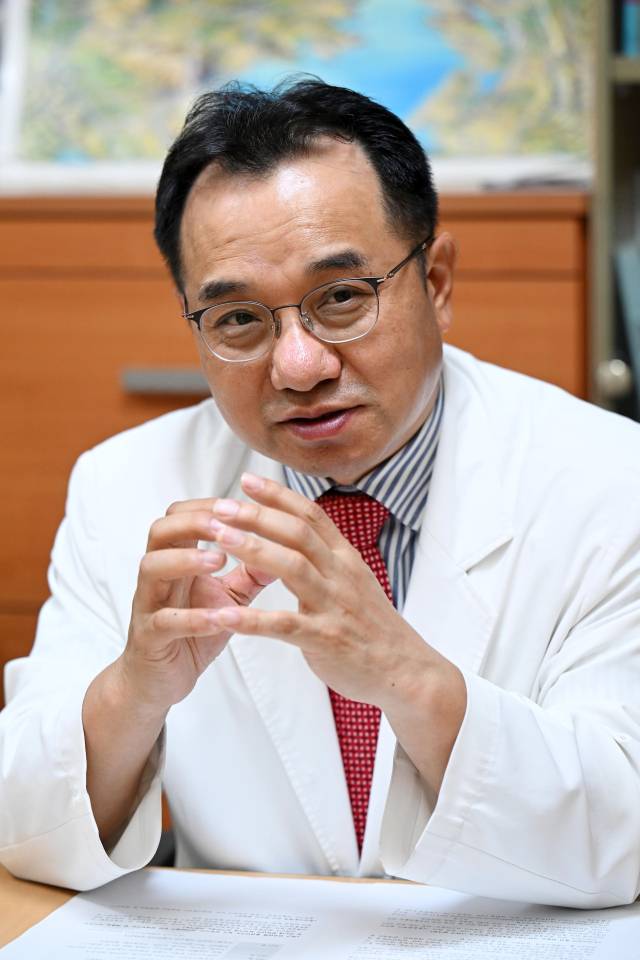 명승권 한국금연운동협의회장이 경기 고양시 국립암센터 국가암검진동 내 연구실에서 서울경제신문과 인터뷰를 하고 있다. 조태형 기자