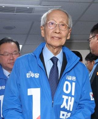 윤여준 전 환경부 장관이 더불어민주당 총괄선대위원장을 맡아 ‘보수 책사’에서 ‘이재명 책사’로 변신했다. 동아DB