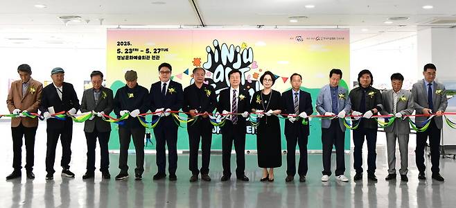 23일 경남문화예술회관 제1·2전시실에서 열린 '2025 진주 아트 페스티벌' 개막식에서 조규일 진주시장 등 참석자들이 테이프 커팅식을 하고 있다. ⓒ진주시