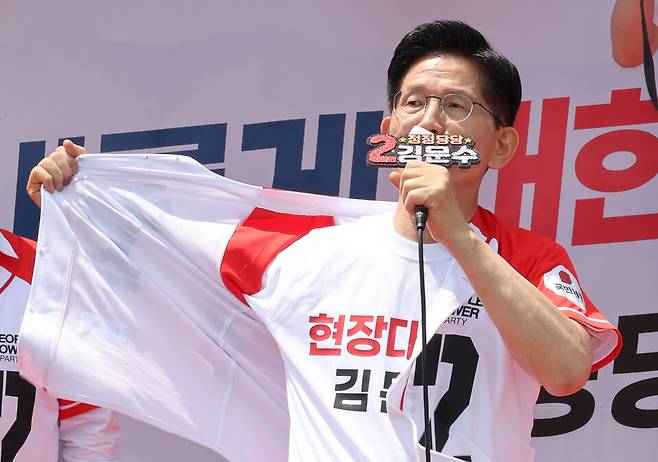 김문수 국민의힘 대선 후보가 26일 경기 안성시 안성중앙시장 서인사거리에서 유세를 하고 있다. ⓒ연합뉴스