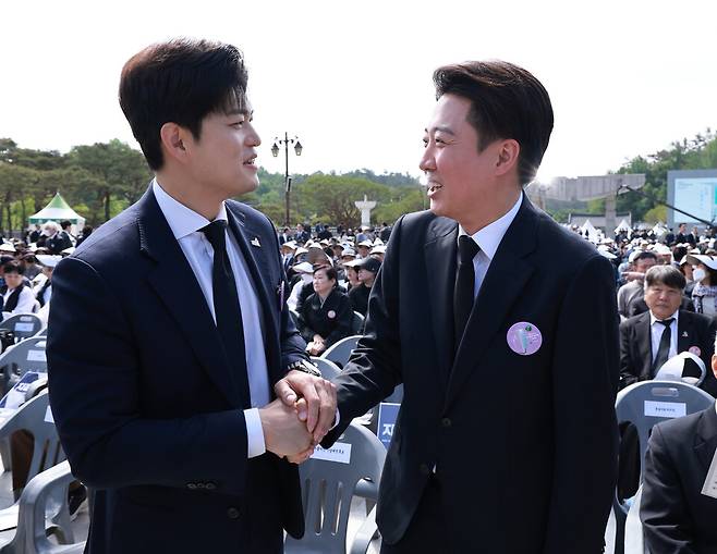 이준석 개혁신당 대통령 후보와 김용태 국민의힘 비상대책위원장이 5월18일 광주광역시 북구 국립 5·18민주묘지에서 열린 5·18민주화운동 45주년 기념식에서 인사하고 있다. ⓒ연합뉴스