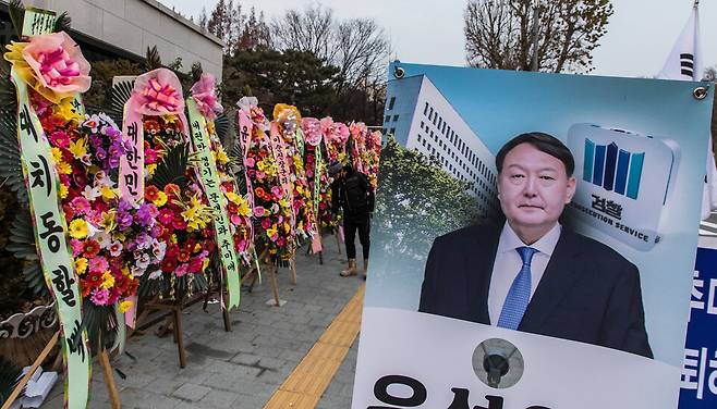 윤석열 전 대통령(당시 검찰총장)에 대한 법무부의 징계위원회가 열리는 지난 2020년 12월 서울 서초구 대검찰청 입구에 윤 총장을 응원하는 보수단체들의 화환들이 놓여 있다. 윤 정부가 신설한 법무부 인사정보관리단 소속 검사가 6월2일자로 검찰로 전원 복귀한다. ⓒ시사저널 최준필