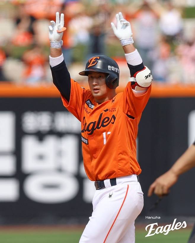 한화 베테랑 포수 최재훈은 올 시즌 공수에서 맹활약을 펼치며 팀의 상위권 싸움을 이끌고 있다. 26일까지 출루율 0.472를 기록하는 등 공격 지표에서 뚜렷한 성과를 남겼다. 수비에선 주전 포수로 팀 투수진을 이끌며 한화 마운드 강화에 앞장 섰다. 사진제공｜한화 이글스