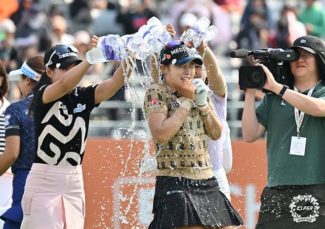 25일 경기 여주시 페럼클럽에서 열린 ‘제13회 E1 채리티 오픈’ 파이널 라운드 우승자 박현경이 물세례를 받고 있다. 사진제공 ㅣKLPGT
