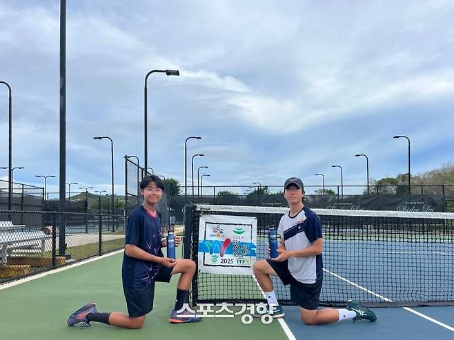 김태우(왼쪽)과 김영훈이 최근 괌 하몬에서 끝난 국제테니스연맹(ITF) J60 국제주니어테니스대회 복식 우승 뒤 기념 사진을 찍고 있다. 프리랜서 김도원 기자 제공
