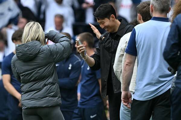 ▲ 사복으로 브라이턴 호브 알비언전을 관전한 토트넘 홋스퍼 주장 손흥민. ⓒ연합뉴스/AFP/REUTERS