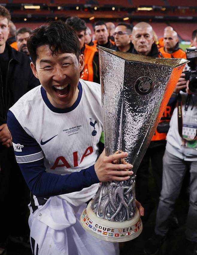 ▲ 토트넘은 23일 스페인 빌바오에서 열린 2024-25 유럽축구연맹(UEFA) 유로파리그 결승전에서 토트넘은 맨체스터 유나이티드를 1-0으로 꺾고 우승을 차지했다. 손흥민은 발 부상에도 불구하고 후반 교체 투입되어 팀의 공격을 이끌었고, 경기 종료 후 정중앙에서 트로피를 들어 올리는 장면의 주인공이 됐다. ⓒ연합뉴스/REUTERS