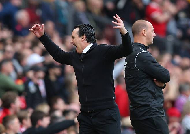 ▲ 애스턴 빌라는 승점 66을 기록, 5위 뉴캐슬과 승점은 동일하나 골 득실에서 14골 뒤져 올 시즌을 6위로 마감했다.&nbsp;EPL은 상위 5위까지 다음 시즌 UCL 리그 페이즈 진출권을 얻는다. 이 탓에 애스턴 빌라는 UCL 아랫 단계인 유로파리그(UEL) 리그 페이즈 진출권 확보에 만족해야 한다. 비기기만 해도 UCL 진출권을 따낼 수 있던 에메리 감독은 "주심과 대화를 나눴고 그 역시 실수를 인정했다"며 "득점이 인정됐다면 UCL 진출도 가능했을 것"이라며 아쉬운 표정을 숨기지 못했다. ⓒ 연합뉴스