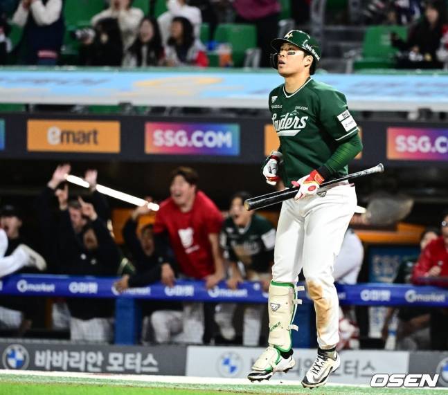 한유섬이 24일 경기에서 타구를 지켜보고 있다.