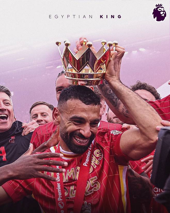 리버풀 공격수 모하메드 살라가 26일 잉글랜드 프리미어리그(EPL) 우승 시상식을 마친 뒤 왕관을 쓰며 기뻐하고 있다. /사진=EPL 사무국 SNS 캡처