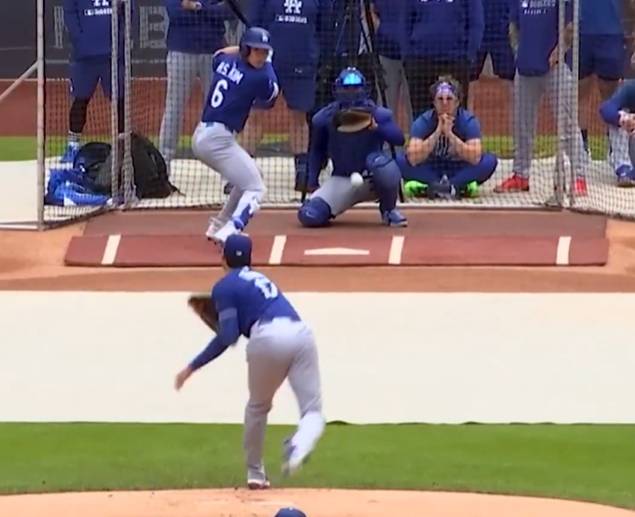 투수로 나선 오타니 쇼헤이가 라이브 피칭에서 김혜성을 상대하고 있다. /사진=LA 다저스 공식 SNS 갈무리