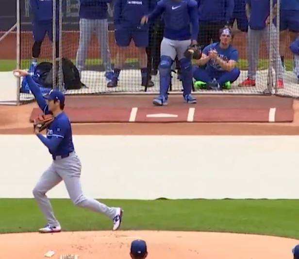 오타니가 김혜성을 투수 앞 땅볼로 잡아낸 뒤 익살스럽게 1루 쪽으로 공을 던지는 모션만 취하고 있다. /사진=LA 다저스 공식 SNS 갈무리