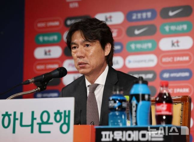 홍명보 한국 축구대표팀 감독이 26일 오전 11시 서울 종로구 축구회관에서 열린 '2026 국제축구연맹(FIFA) 북중미 월드컵' 아시아 3차 예선 B조 9, 10차전(이라크·쿠웨이트)에 나설 6월 A매치 국가대표 명단(26명) 발표 후 취재진 질문에 답하고 있다. /사진=뉴시스