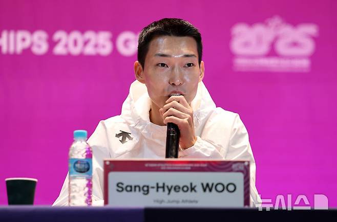 우상혁이 26일 경북 구미시민운동장 복합스포츠센터에서 열린 아시아육상경기대회 프레스 컨퍼런스에서 취재진의 질문에 답하고 있다. /사진=뉴시스