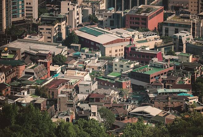 집을 사게 해줘야 한다는 주장과 임대 정책 강화해야 한다는 주장이 부딪힌다. [사진|뉴시스]&nbsp;