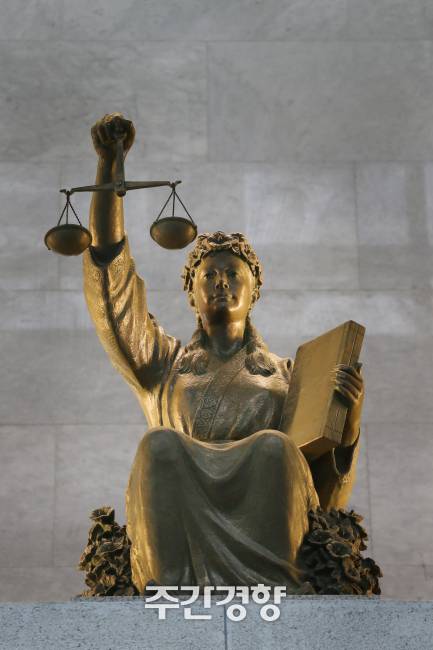 서울 서초구 대법원 대법정 입구에 있는 정의의 여신상 / 경향신문 자료사진