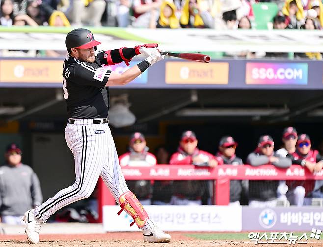 15일 오후 인천SSG랜더스필드에서 열린 '2025 신한 SOL Bank KBO리그' LG 트윈스와 SSG 랜더스의 시범경기, 5회초 1사 만루 LG 오스틴이 3타점 2루타를 날리고 있다. 엑스포츠뉴스 DB