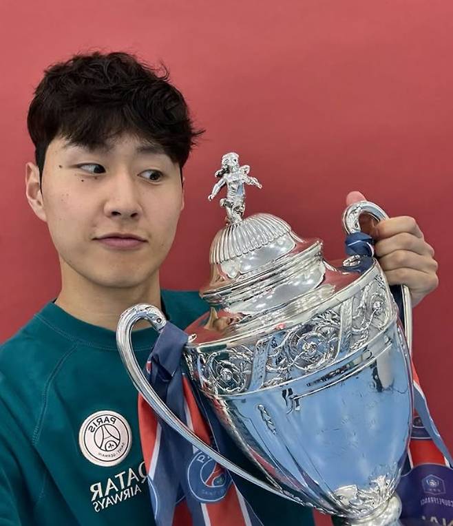 이강인이 현 소속팀인 PSG에서 나올 것으로 보이는 가운데, 유벤투스, AC밀란, 인터 밀란 등 3대 명문과 이번 시즌 우승팀인 나폴리가 전부 그에게 러브콜을 보내는 것으로 드러났다. 연합뉴스