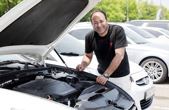 판매 차량 살피는 김하준 씨 [촬영 권준우]