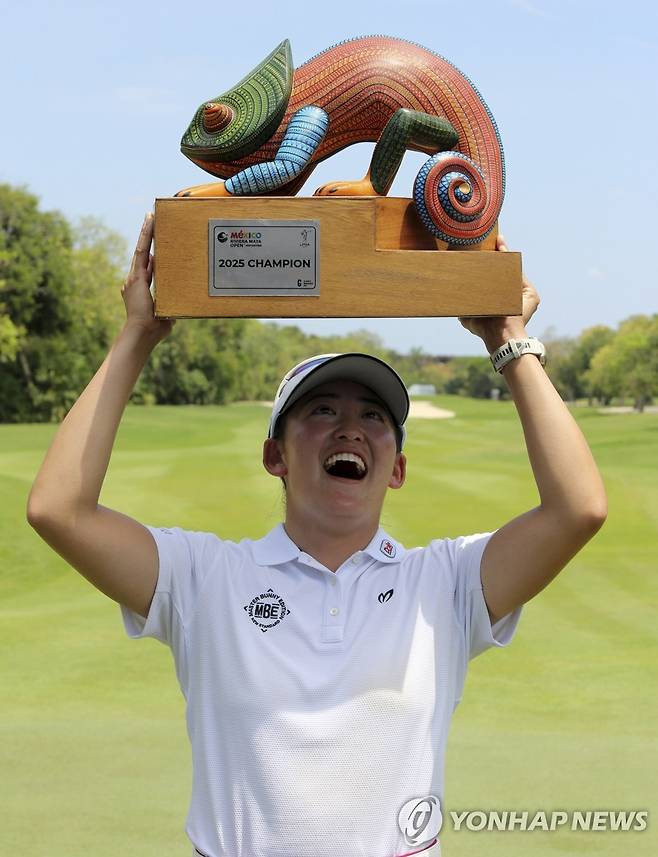 우승 트로피 든 이와이 치사토 [EPA=연합뉴스]