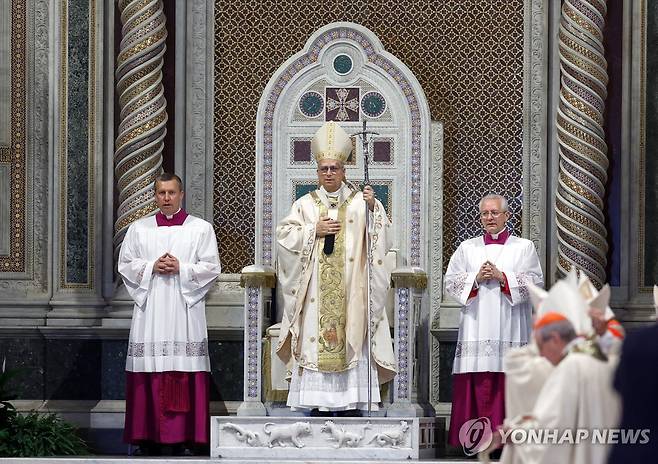 레오 14세 교황 로마 주교좌 착좌 미사 (로마 로이터=연합뉴스) 레오 14세 교황이 25일(현지시간) 이탈리아 로마 시내의 산 조반니 인 라테라노 대성전에서 로마 주교좌 착좌 미사를 집전하고 있다. 2025.05.25 photo@yna.co.kr