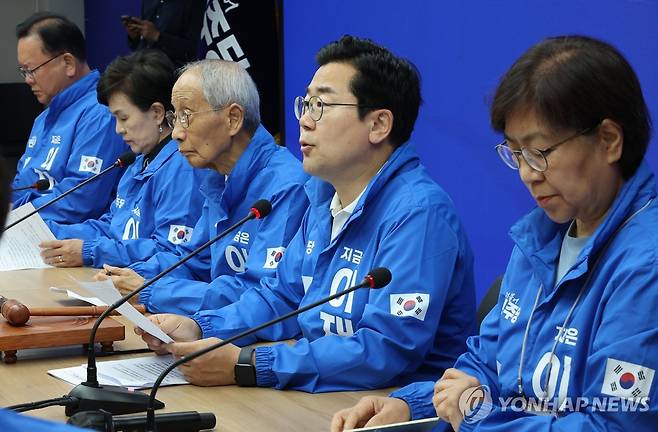 발언하는 박찬대 상임총괄선거대책위원장 (서울=연합뉴스) 김주형 기자 = 더불어민주당 박찬대 상임총괄선거대책위원장이 26일 서울 여의도 당사에서 열린 중앙선거대책위원회의에서 발언하고 있다. 2025.5.26 kjhpress@yna.co.kr