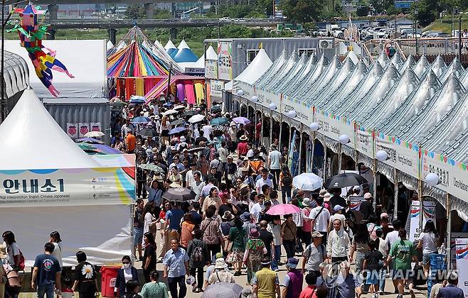 무더위도 못 막은 강릉단오제 인기 [연합뉴스 자료사진]