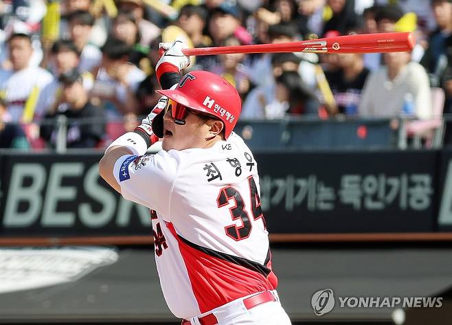 안타 치는 최형우 (광주=연합뉴스) 조남수 기자 = 18일 광주기아챔피언스필드에서 열린 프로야구 두산 베어스와 KIA 타이거즈의 경기. KIA 최형우가 5회말에 2사 2루에서 안타를 때리고 있다. 2025.5.18 iso64@yna.co.kr