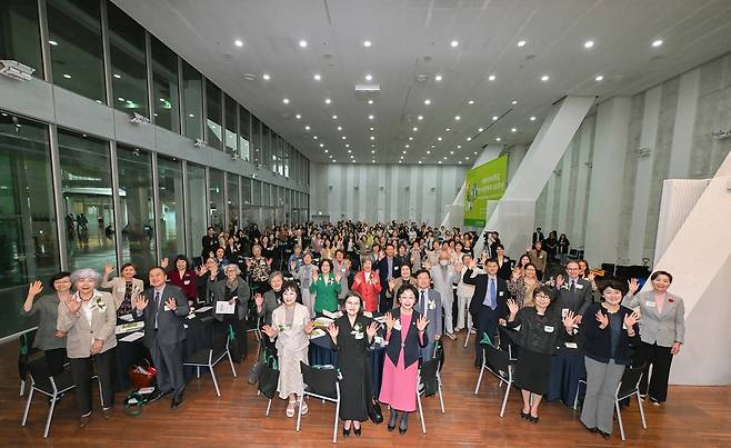 이화여대 영어영문학부는 지난 23일 교내 ECC 이삼봉홀 등에서 설립 100주년 기념행사를 열었다. [이화여대 영어영문학부 제공]